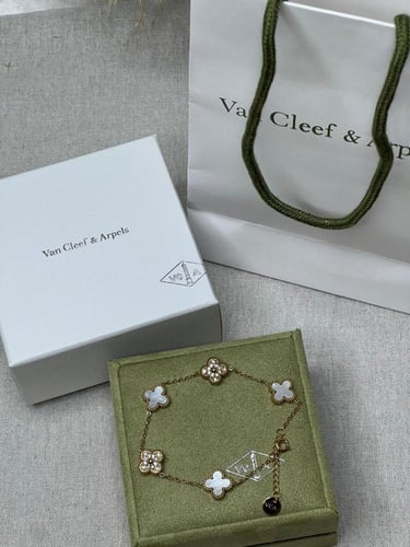 إسوارة Van cleef ذهبي -صدفي