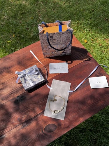 اسوارة Dior ذهبي