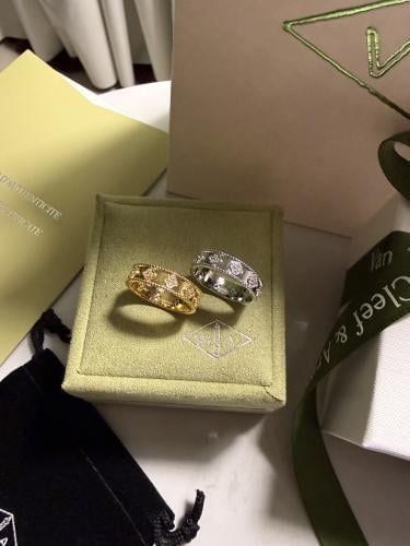 خاتم Van cleef لونين( ذهبي - فضي )