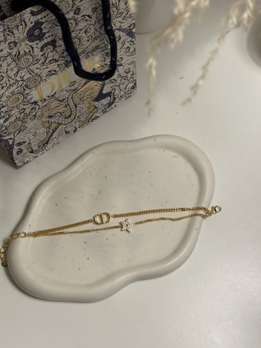 إسوارة Christian Dior ذهبي