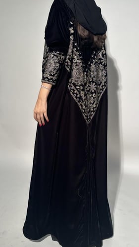 عباية مخمل سوداء بتطريز