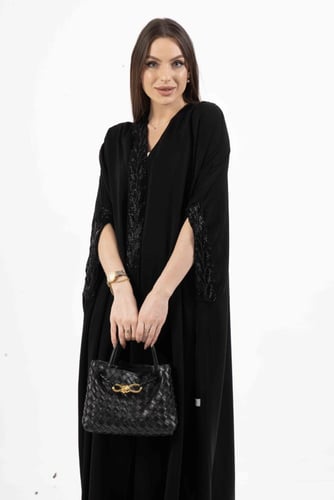 عبايه قماش كريب كوري قصه بشت بتطريز من عند الكم وم...