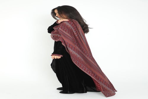 عبايه مخمل سوداء مع سكارف كشميري