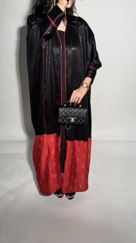 عبايه بشت بقماش اسود لامع مع كشمير رمضاني