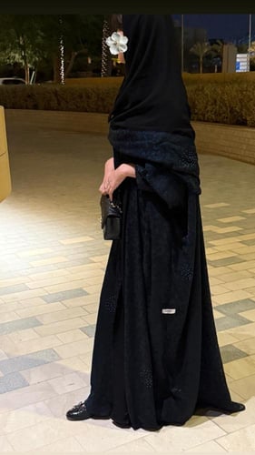 عبايه بشت لون اسود مطعمه بفصوص