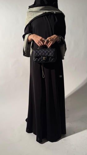عبايه سوداء بكم قصة امبريلا لون فستقي