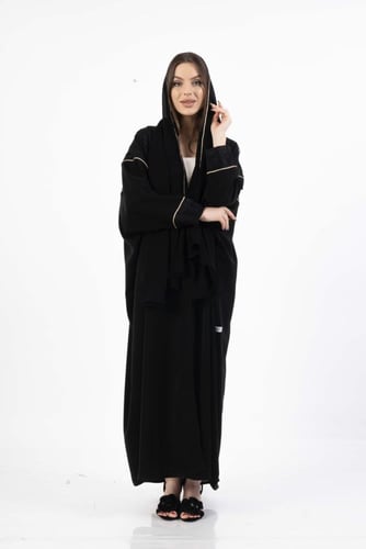 عبايه كريب اسود مع دانتيل وقيطان ذهبي قصة بشت