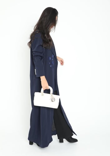 بليزر كحلي مزين بالورود