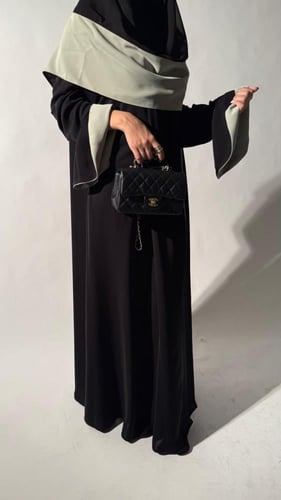عبايه سوداء بكم قصة امبريلا لون فستقي