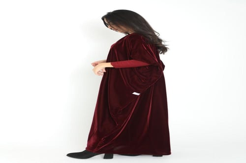 عبايه بشت مخمل برغندي