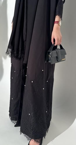 عباية كلوش مطعمة بالدانتيل سوداء