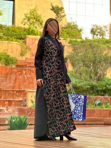 عباية جوخ مع سكارف أسود