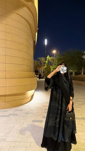 عبايه بشت طبقتين باللون الاسود من القماش الكريب ال...