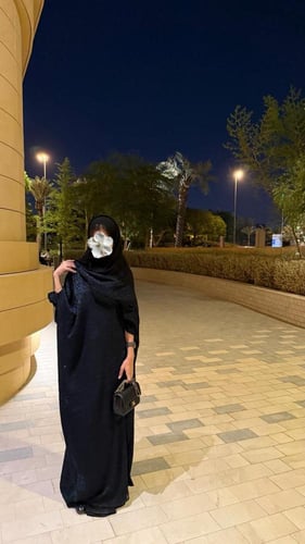 عبايه بشت لون اسود مطعمه بفصوص