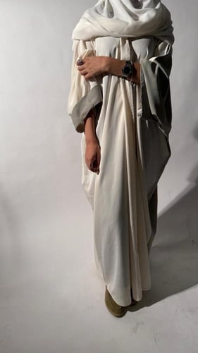 عبايه بشت بيج وزيتي من القماش الكريب الكوري