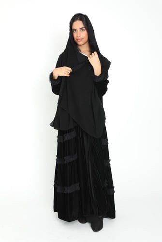 عباية كلوش مخمل كوري أسود بشرايط من التل