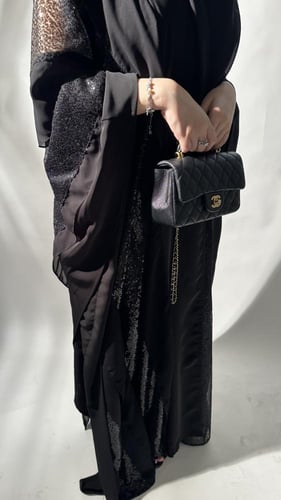 عبايه بشت قماش كوري مع قماش ترتر وقماش جوجرجيه اند...