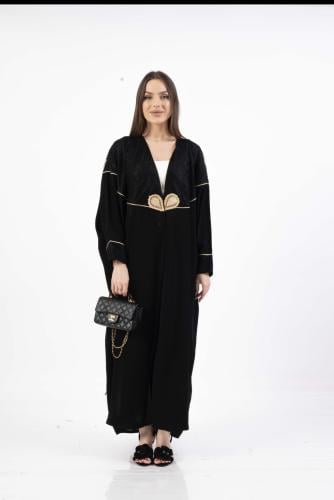 عبايه كريب اسود مع دانتيل وقيطان ذهبي قصة بشت