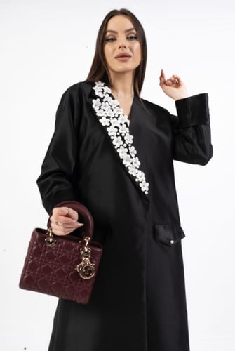 عبايه بليزر بورود ولولو من الامام قماش تفته كوري