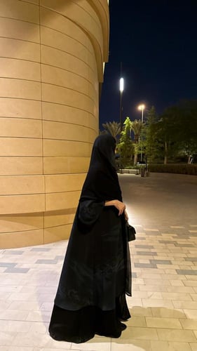 عبايه كلوش طبقتين كريب كوري وشيفون ع حرير