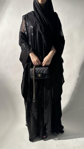 عبايه بشت قماش كوري مع قماش ترتر وقماش جوجرجيه اند...