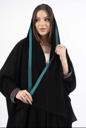 عبايه كريب اسود مع تفته تركواز قصة بشت
