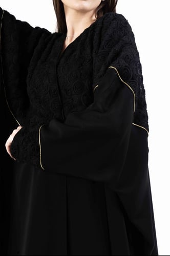 كريب كوري اسود مع دانتيل فرنسي وقيطان ذهبي