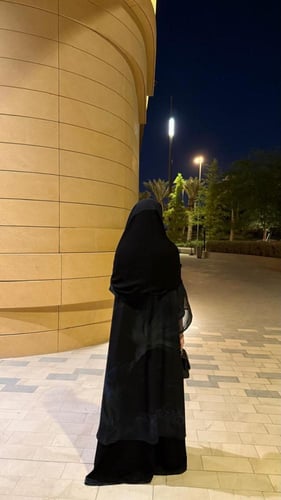 عبايه بشت طبقتين باللون الاسود من القماش الكريب ال...