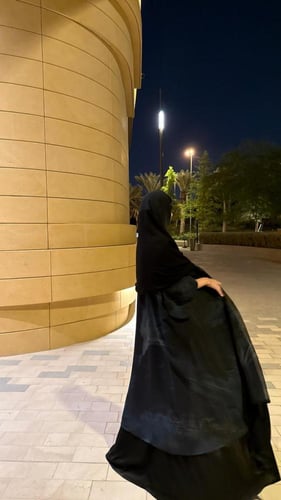 عبايه كلوش طبقتين كريب كوري وشيفون ع حرير