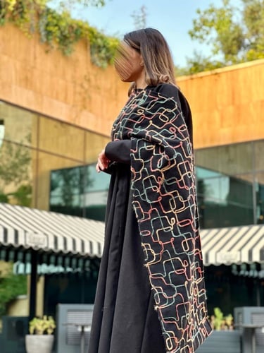 عباية جوخ مع سكارف أسود