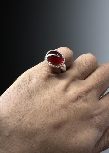 أحمر قاني مائي صافي