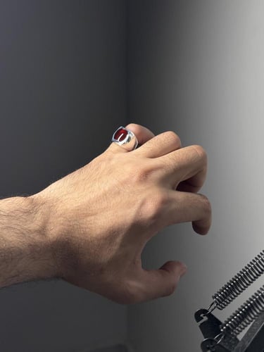 أحمر ياقوتي زجاجي