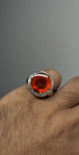 أحمر زعفراني زجاجي مصور