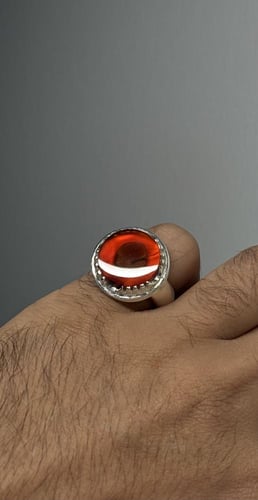 أحمر زعفراني زجاجي مصور