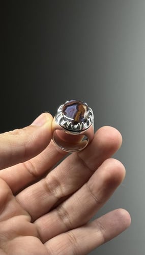 بنفسجي زعفراني خرائطي