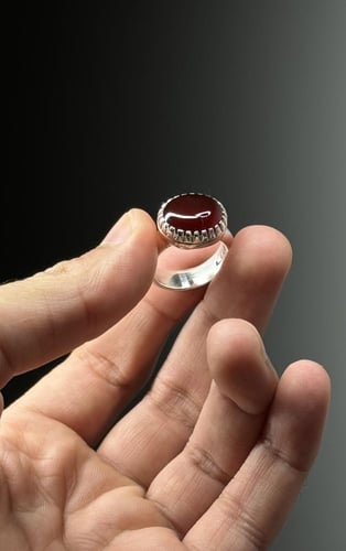 أحمر قاني زجاجي