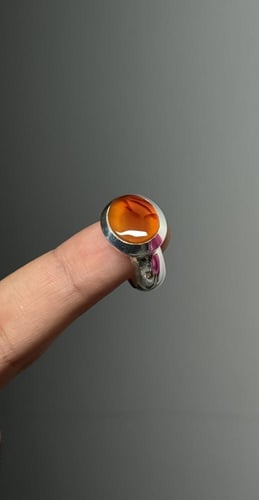 أصفر زجاجي زعفراني