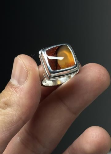 أصفر منوصف زعفراني زجاجي