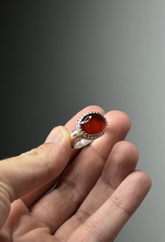 أحمر زجاجيه مائيه طرف زعفراني