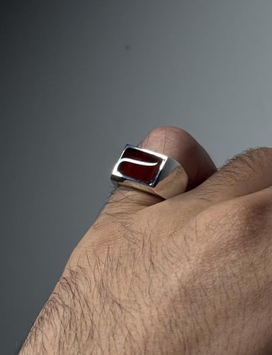 أحمر قاني زجاجي