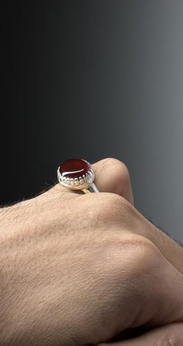 أحمر قاني زجاجي