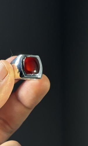 أحمر ياقوتي زجاجي