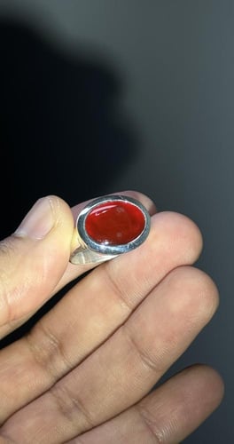 أحمر زجاجي بقع على السطح