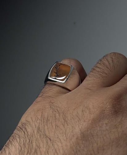 أصفر زجاجي شجري