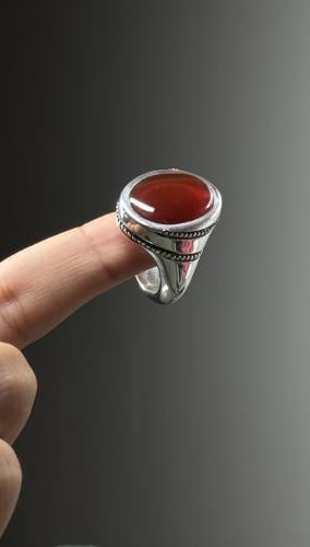 أحمر زجاجي عالي مجزع مائيه متوسطه