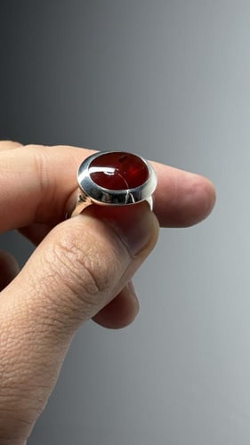 أحمر زجاجي مجزع زعفراني