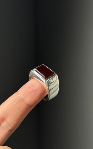 أحمر ياقوتي زجاجي مترش