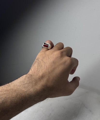 أحمر قاني زجاجي