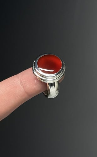 أحمر زجاجي دائري