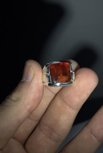 أحمر زجاجي زعفراني جميل